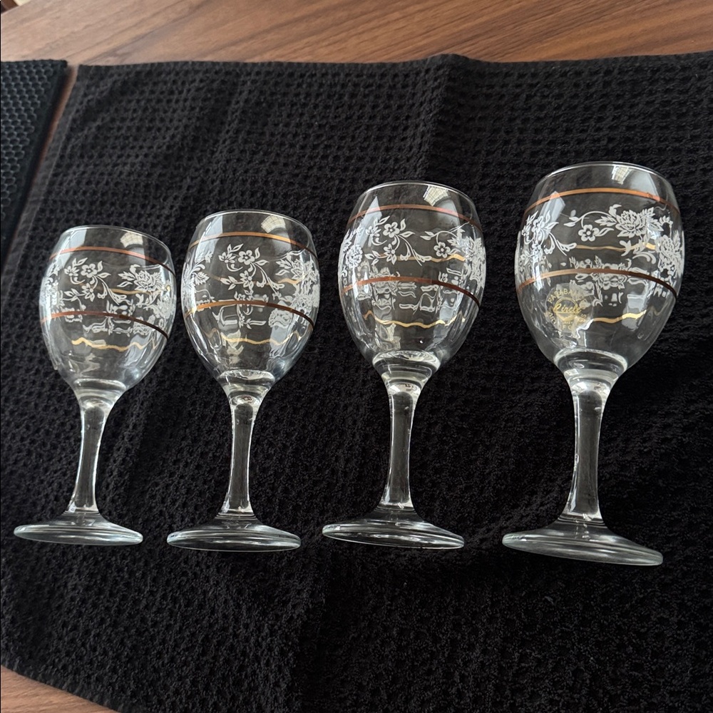 Rare Find Vintage 1990’s Pasabahce Circle Art Of Glass 
Set Of 4 Wine Glasses
